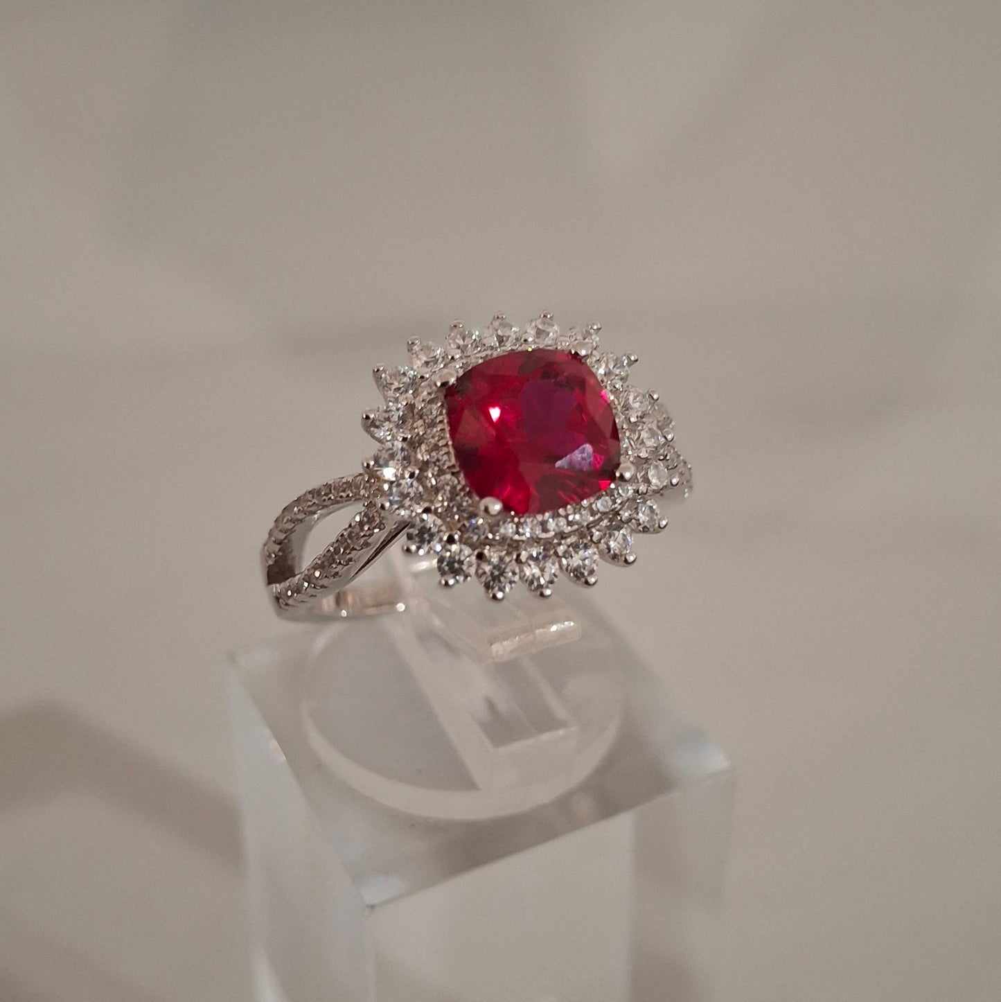 Anillo cuadrado rojo tiara cristal