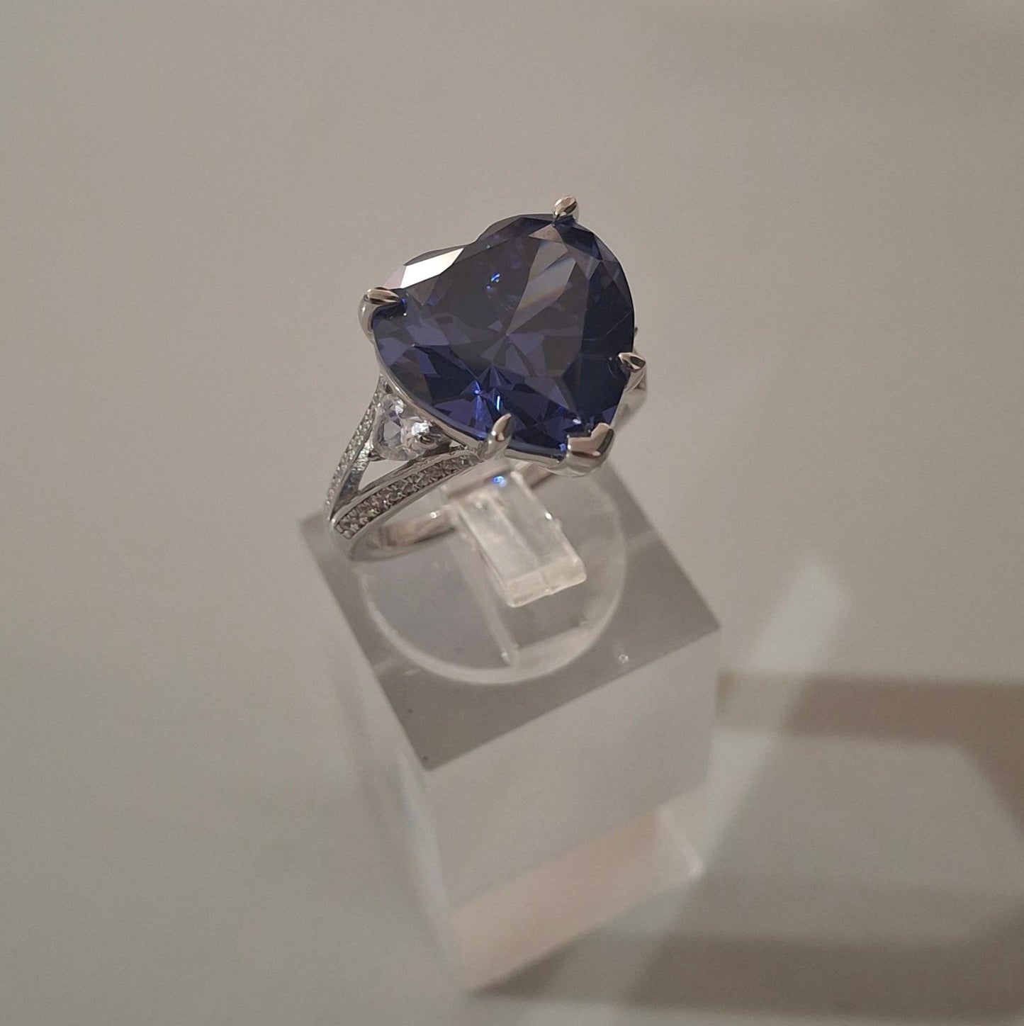 Anillo corazón grande azul morado