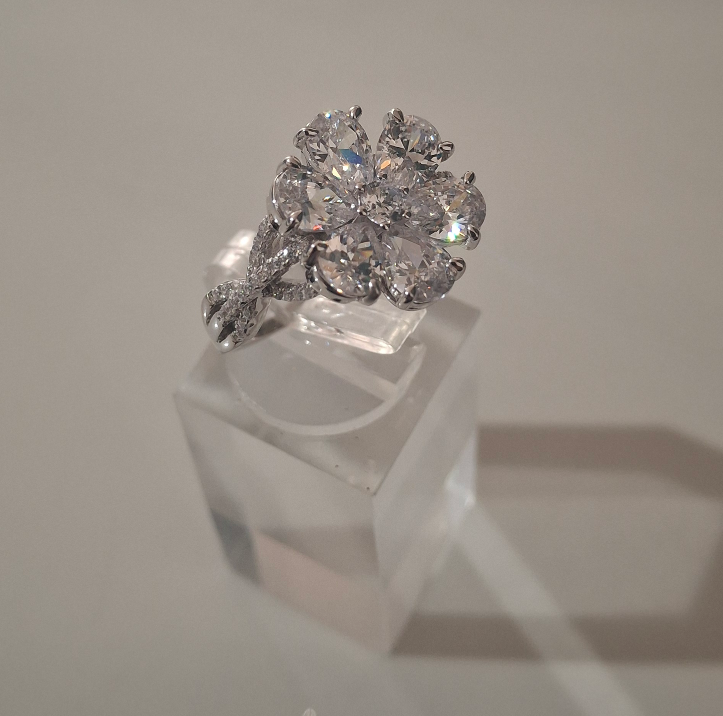 Anillo flor cristal